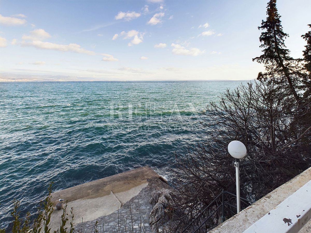 Opatija - Stanovanje z okućnico, prva vrsta do morja