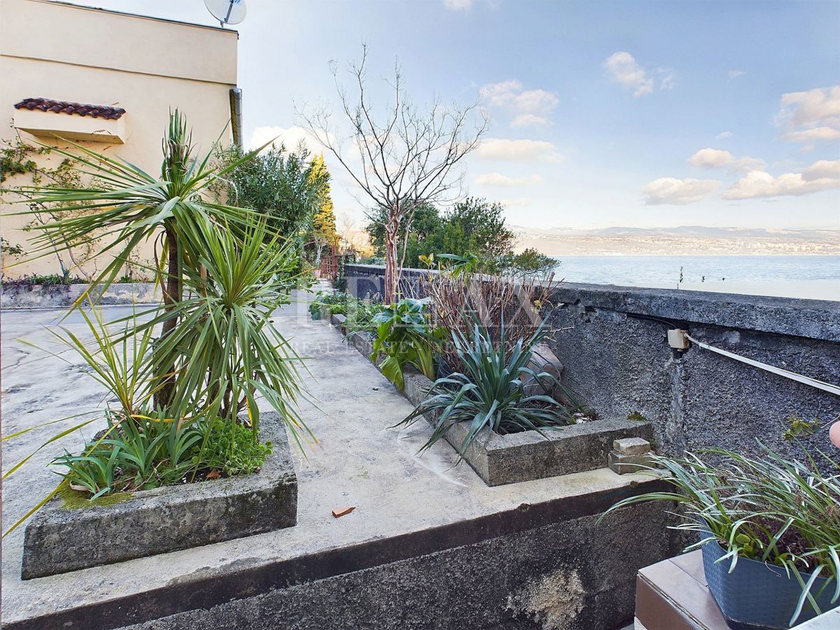Opatija - Stanovanje z okućnico, prva vrsta do morja