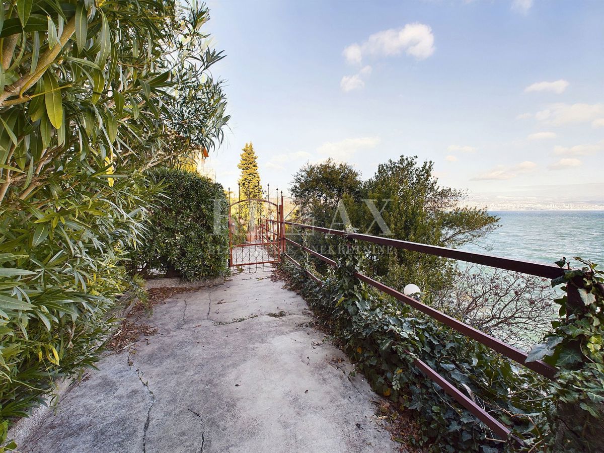 Opatija - Stanovanje z okućnico, prva vrsta do morja