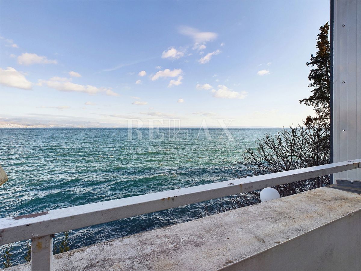 Opatija - Stanovanje z okućnico, prva vrsta do morja