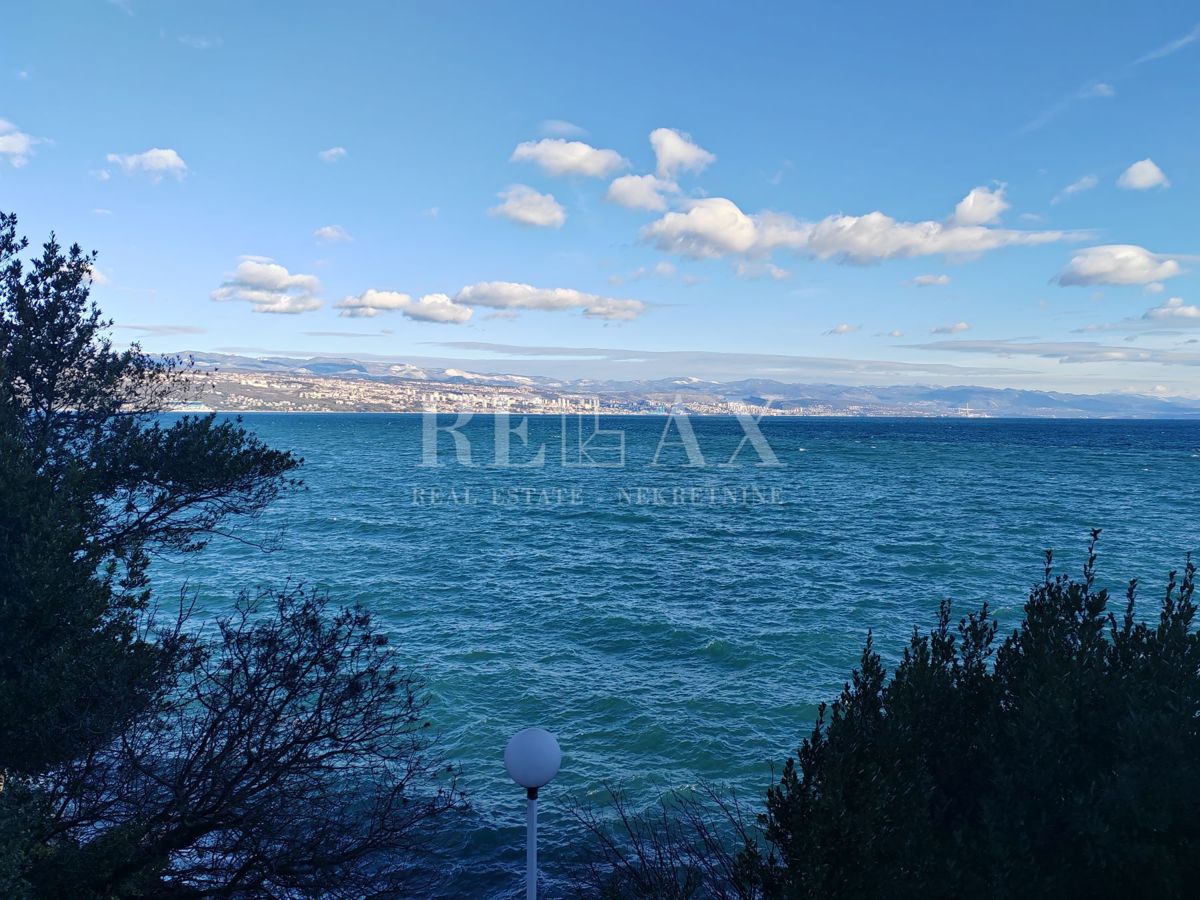 Opatija - Stanovanje z okućnico, prva vrsta do morja