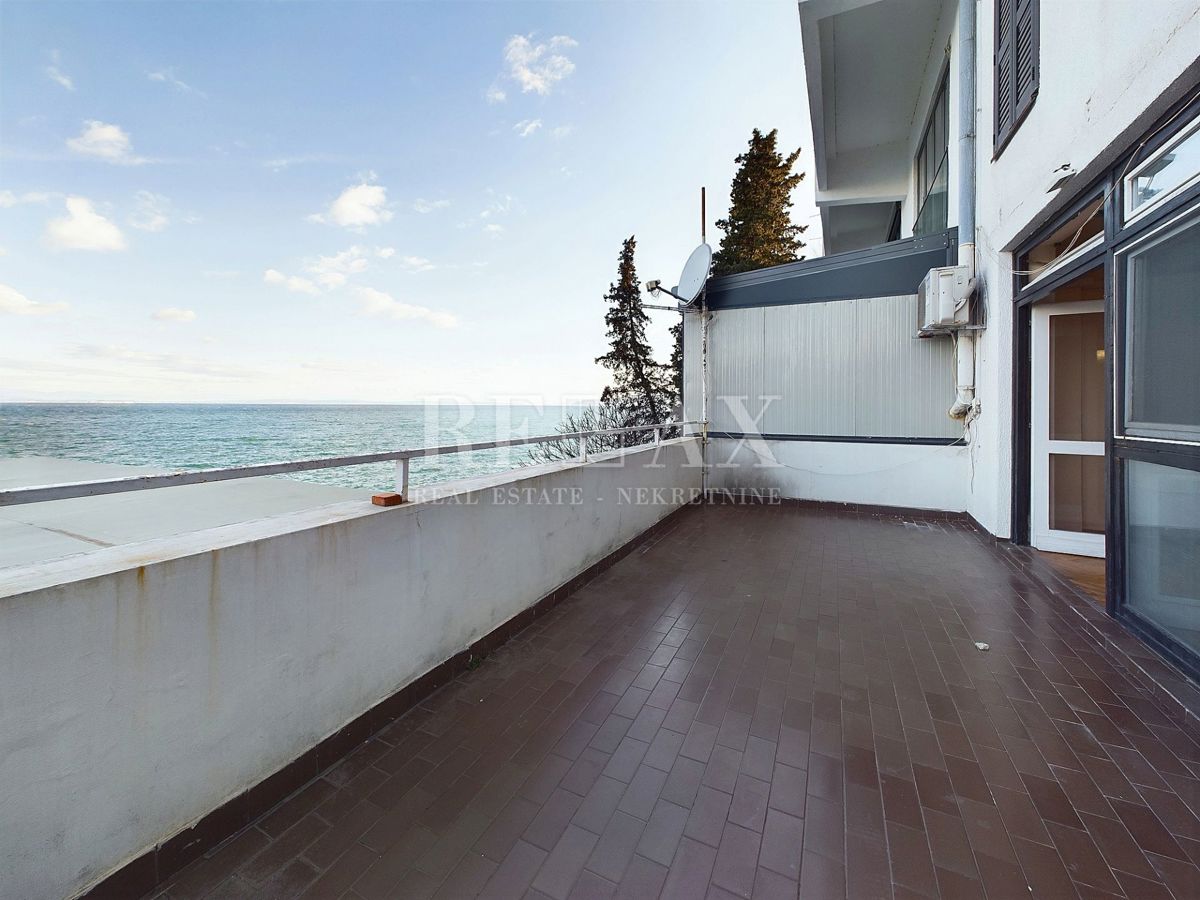 Opatija - Stanovanje z okućnico, prva vrsta do morja