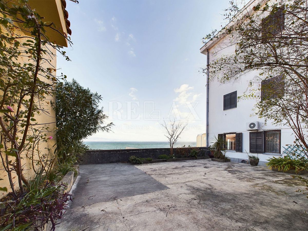 Opatija - Stanovanje z okućnico, prva vrsta do morja