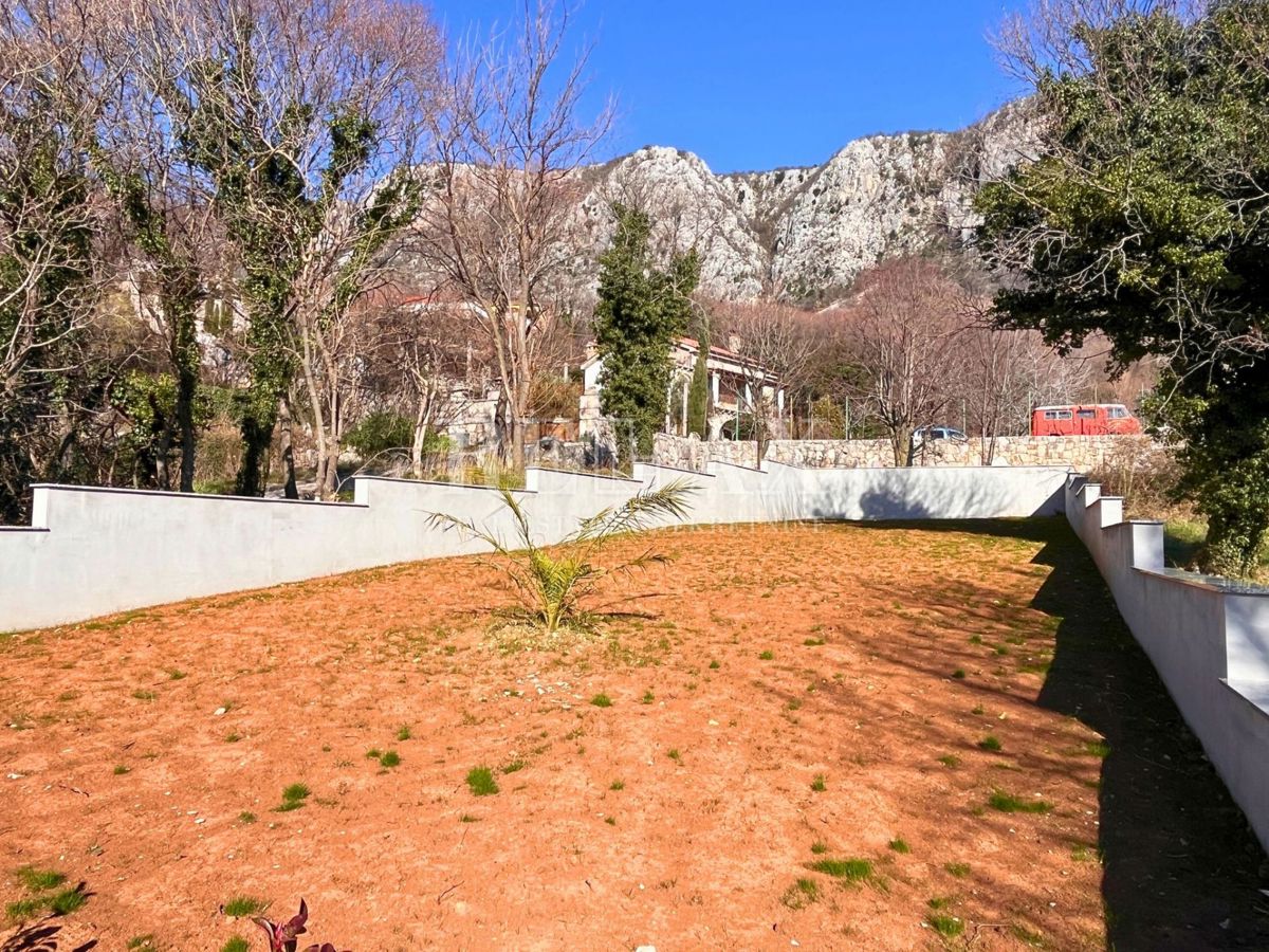 Bribir - vila z bazenom in velikim vrtom