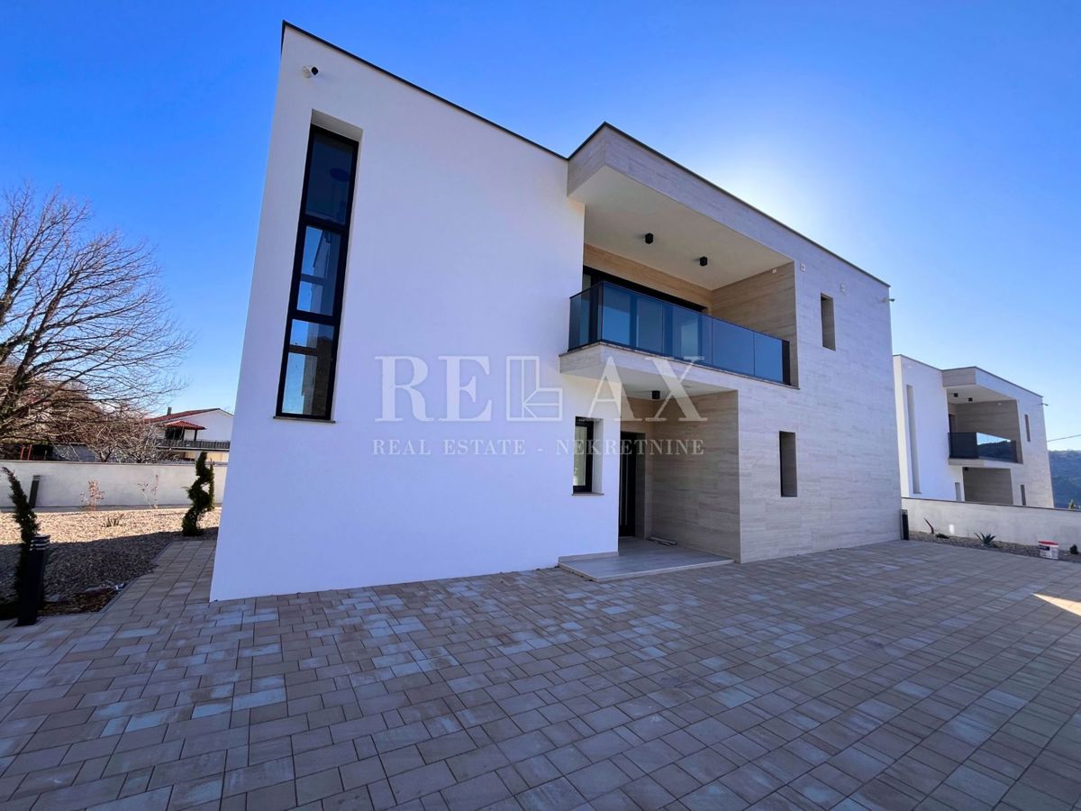 Bribir - vila z bazenom in velikim vrtom