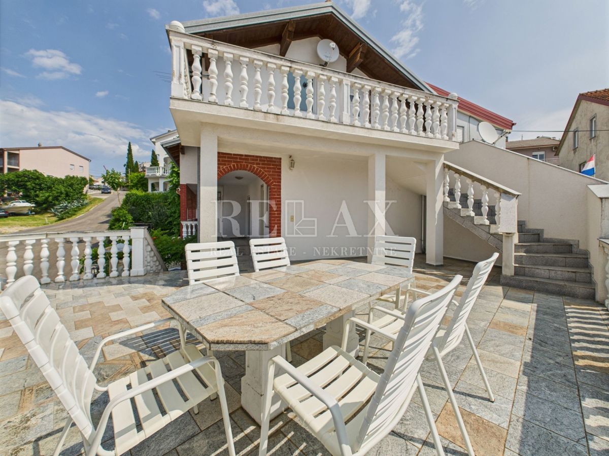 Crikvenica - hiša s 3 stanovanjskimi enotami