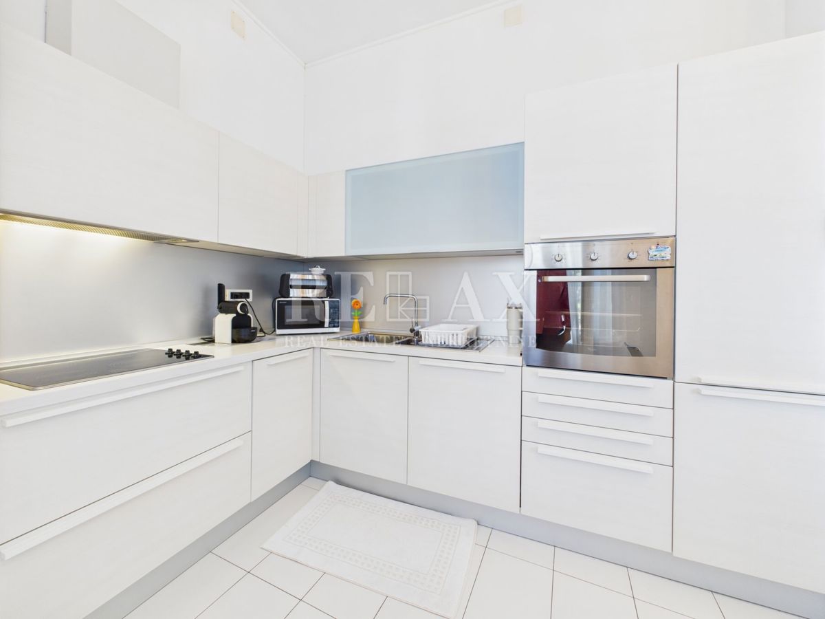 Crikvenica - apartma z veliko teraso, 90 m od plaže