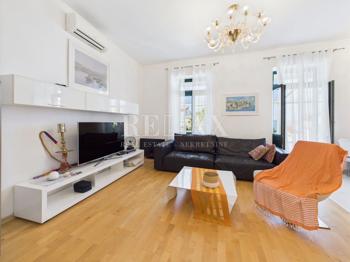 Crikvenica - apartma z veliko teraso, 90 m od plaže