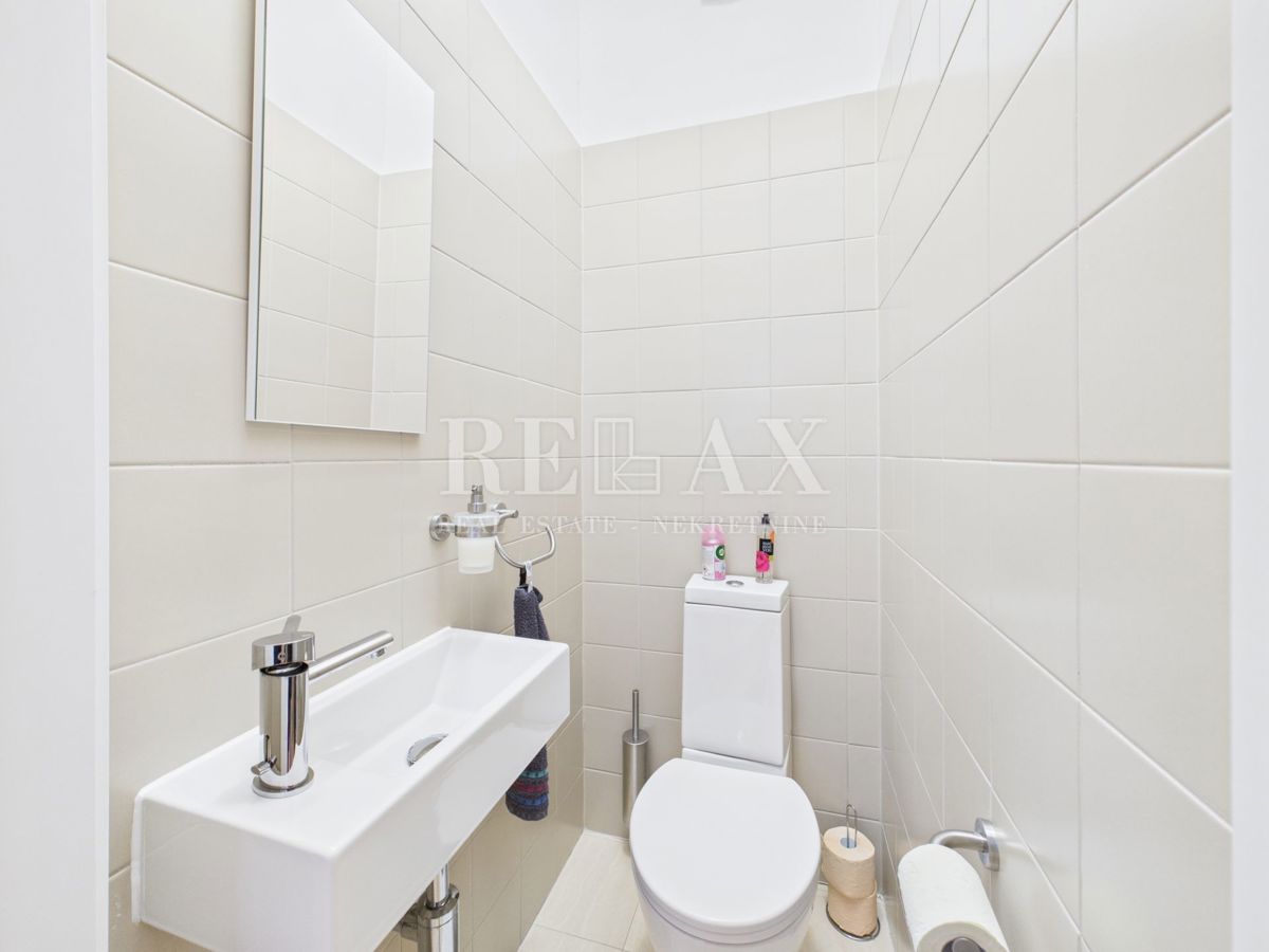 Crikvenica - apartma z veliko teraso, 90 m od plaže