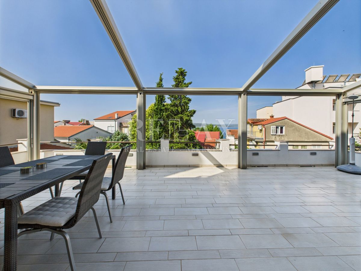 Crikvenica - apartma z veliko teraso, 90 m od plaže