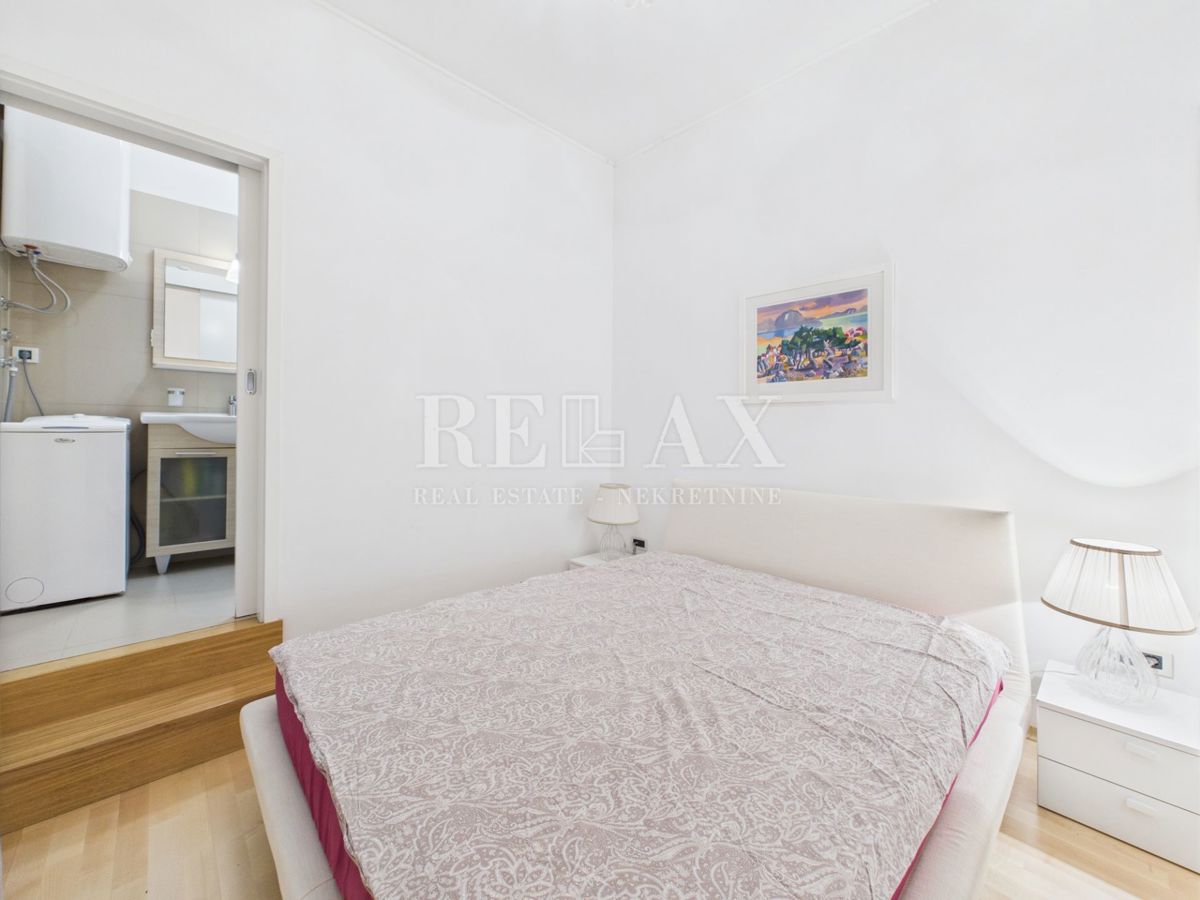 Crikvenica - apartma z veliko teraso, 90 m od plaže
