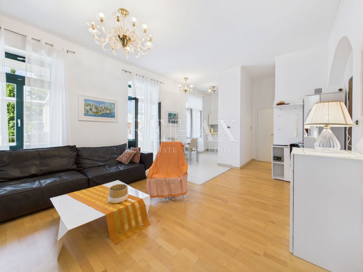 Crikvenica - apartma z veliko teraso, 90 m od plaže