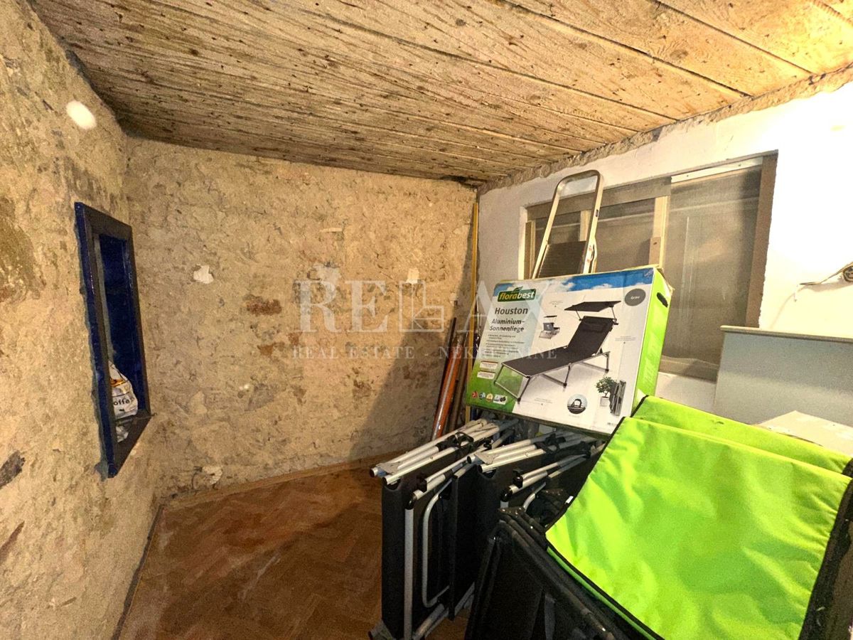 Crikvenica - apartma z veliko teraso, 90 m od plaže