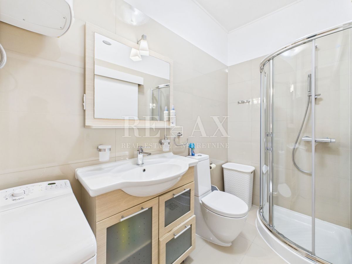 Crikvenica - apartma z veliko teraso, 90 m od plaže