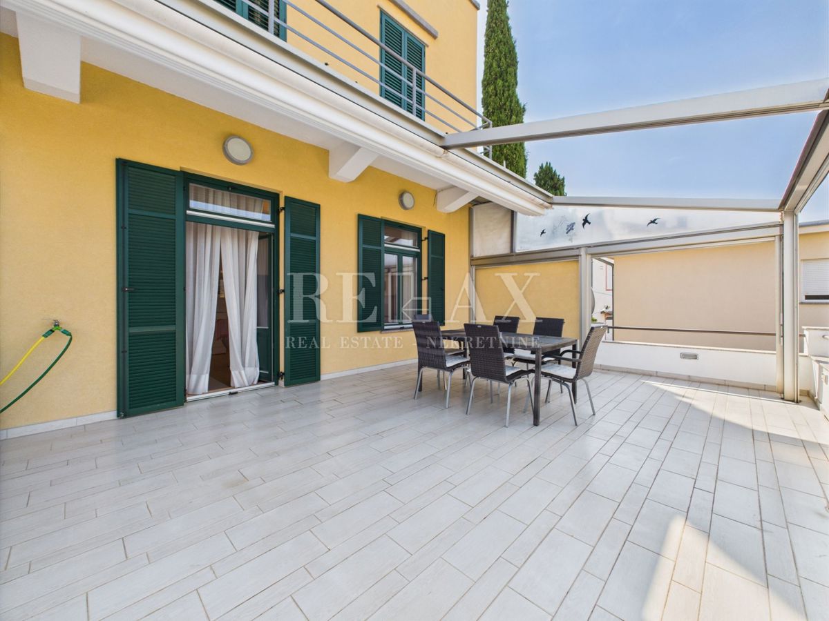 Crikvenica - apartma z veliko teraso, 90 m od plaže