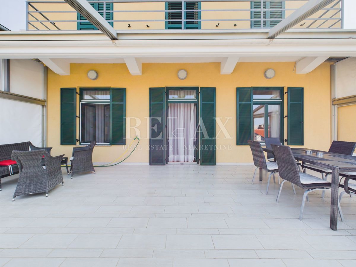 Crikvenica - apartma z veliko teraso, 90 m od plaže