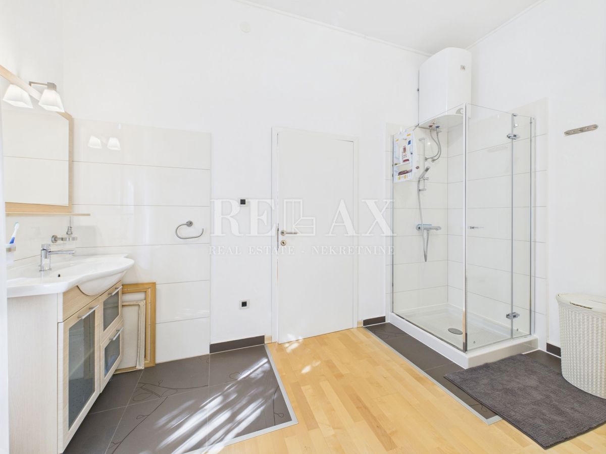 Crikvenica - apartma z veliko teraso, 90 m od plaže