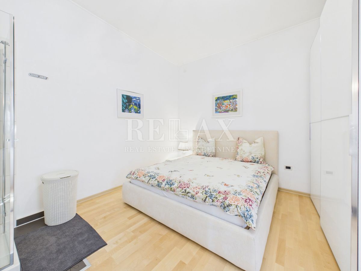 Crikvenica - apartma z veliko teraso, 90 m od plaže