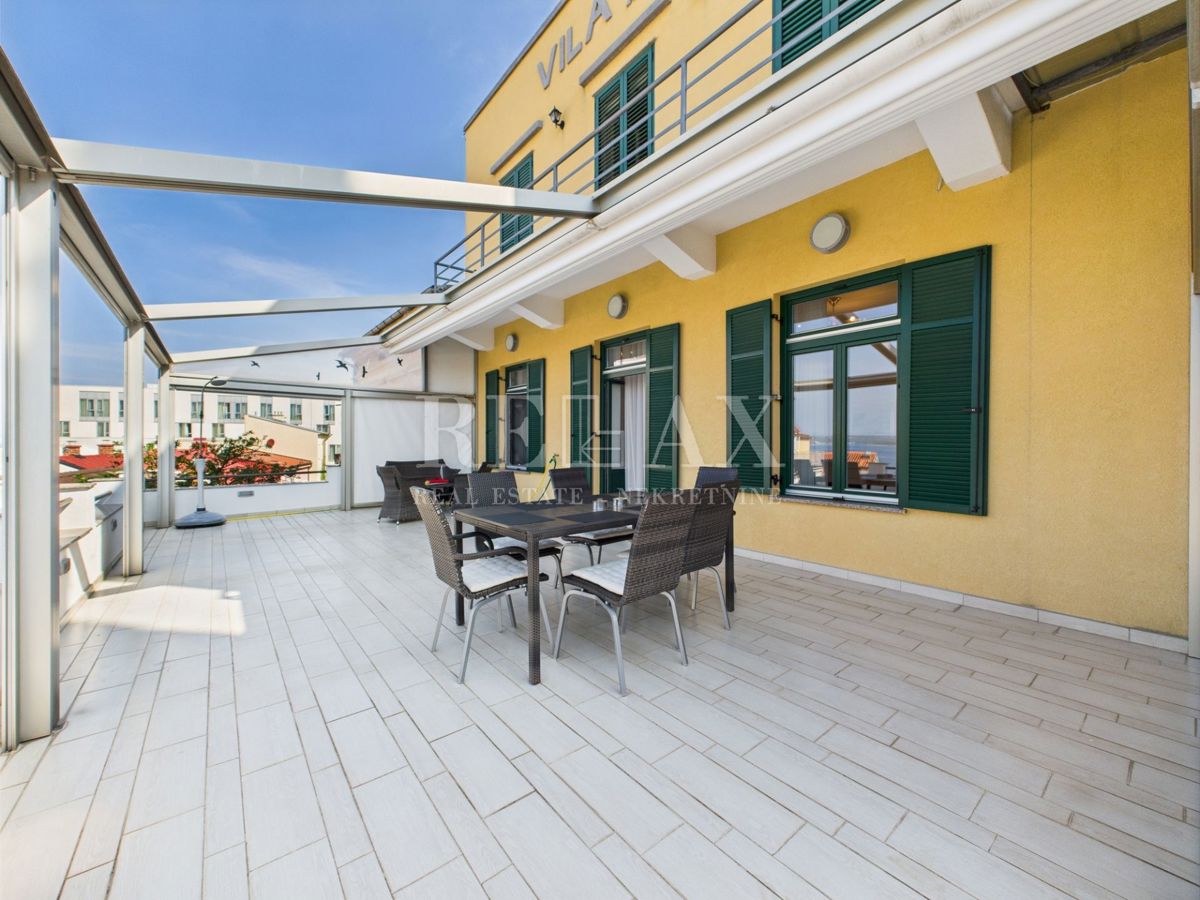 Crikvenica - apartma z veliko teraso, 90 m od plaže