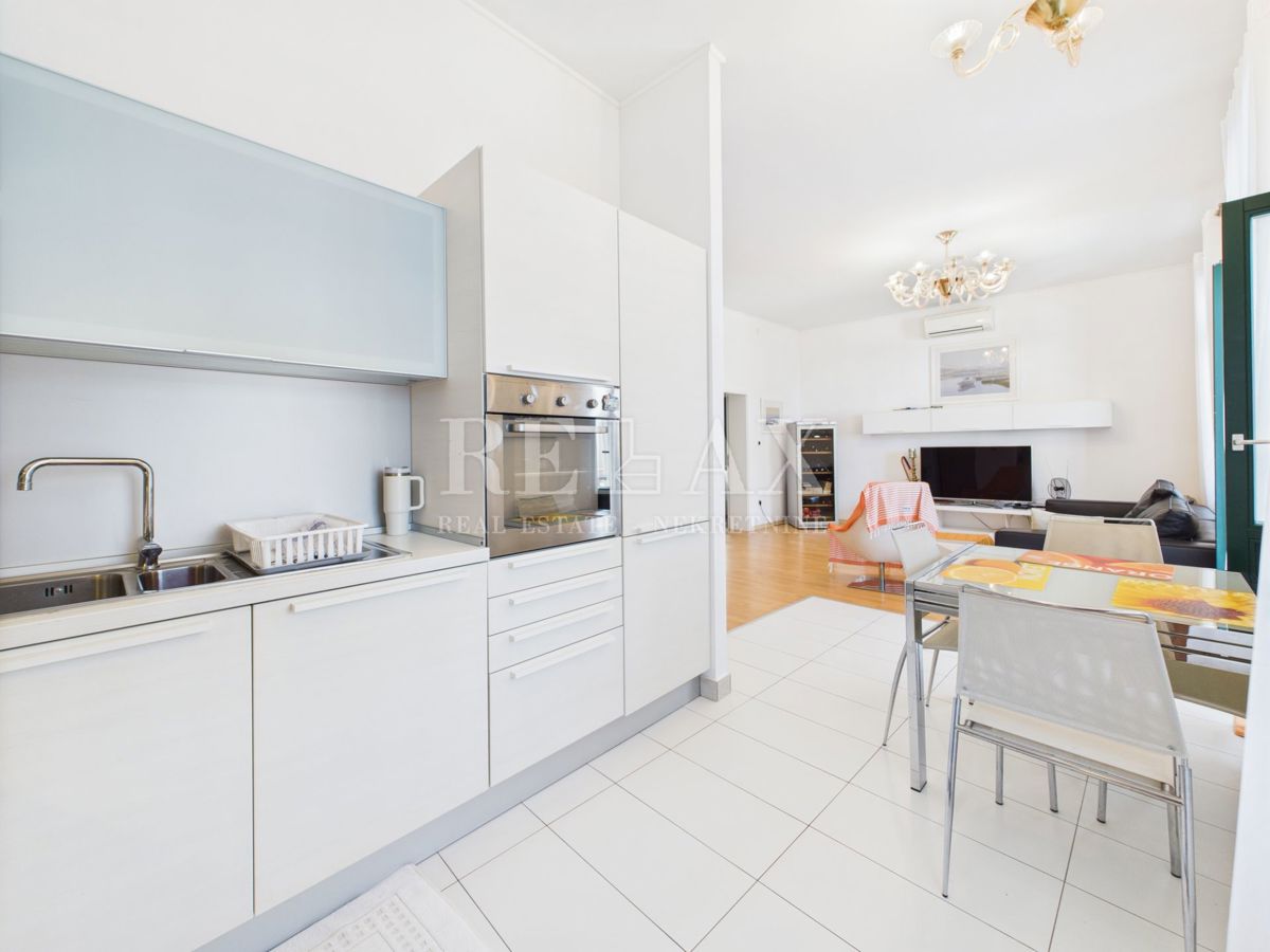 Crikvenica - apartma z veliko teraso, 90 m od plaže