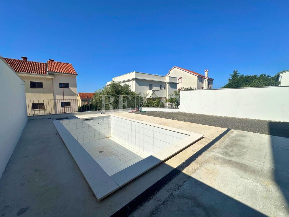 Dramalj - dvonadstropno stanovanje z bazenom, novogradnja