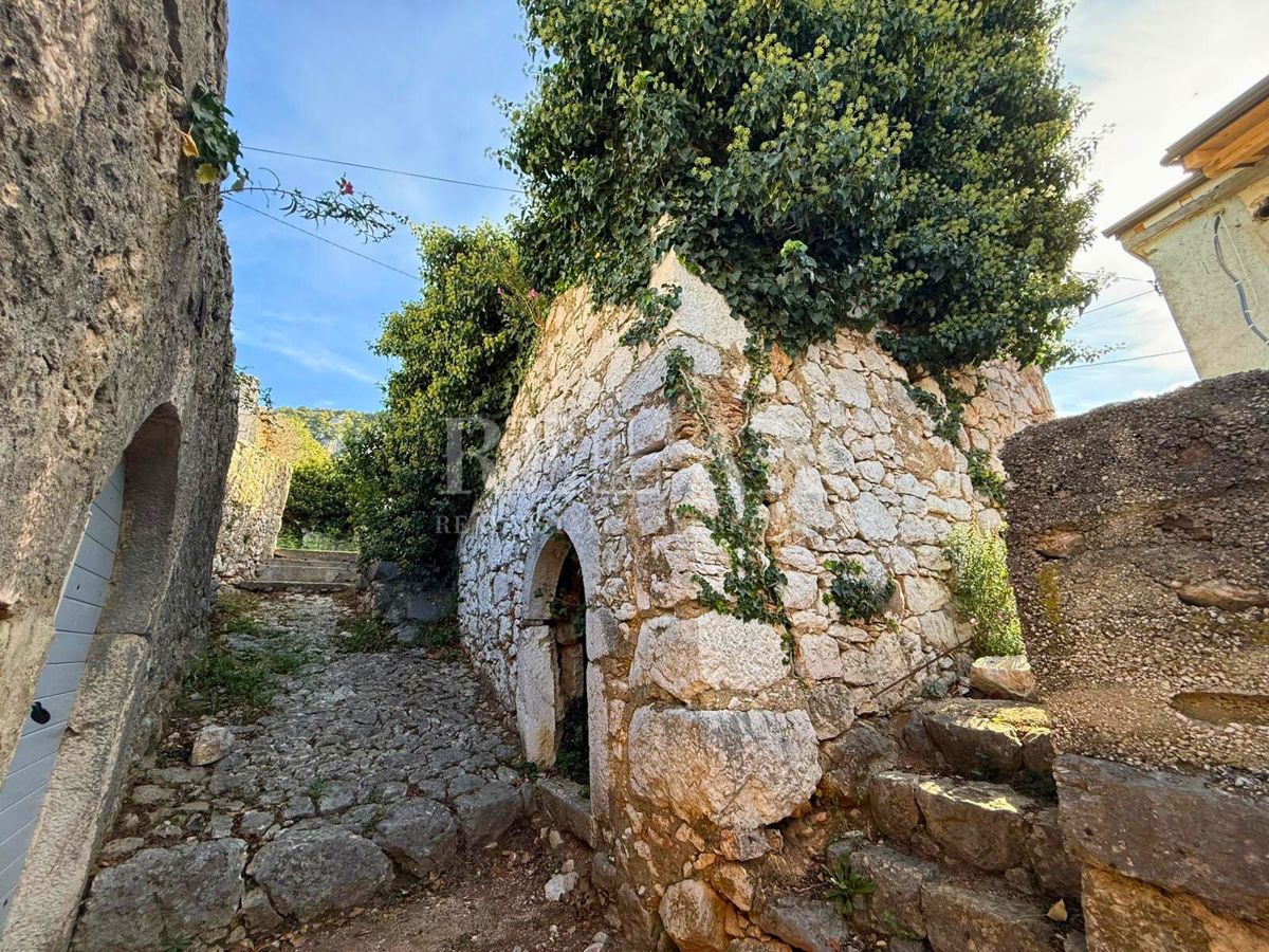 Bribir - Mirišće blizu centra