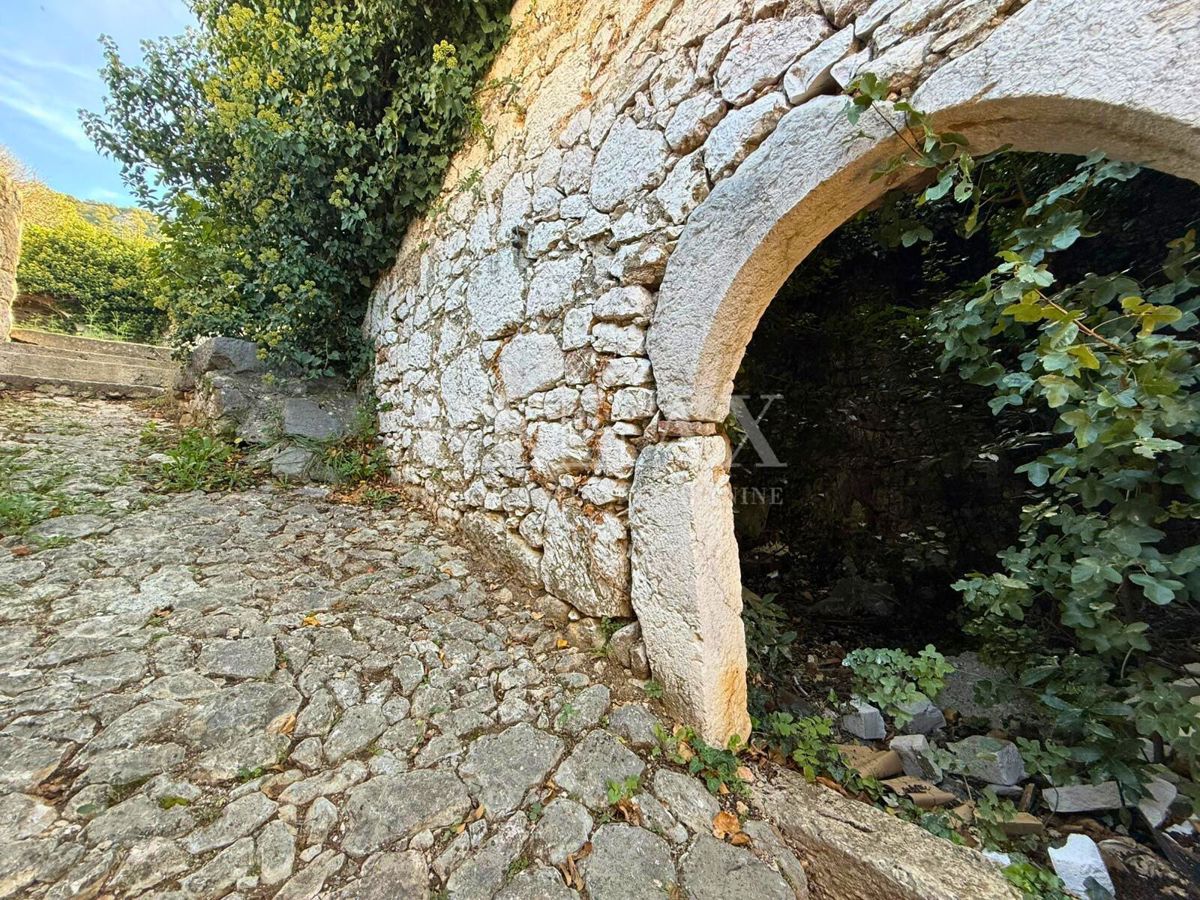 Bribir - Mirišće blizu centra