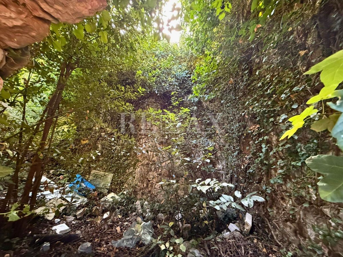 Bribir - Mirišće blizu centra