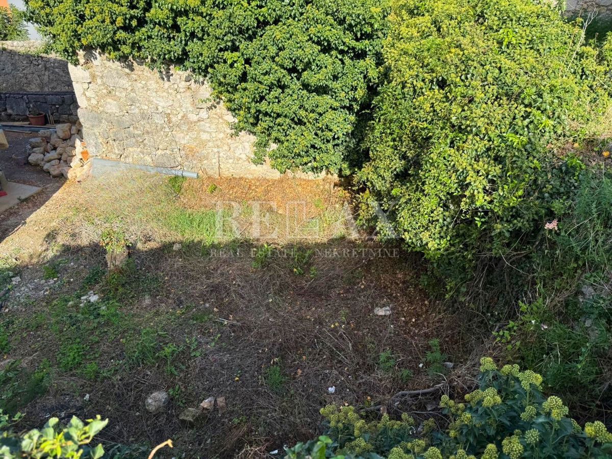 Bribir - Mirišće blizu centra