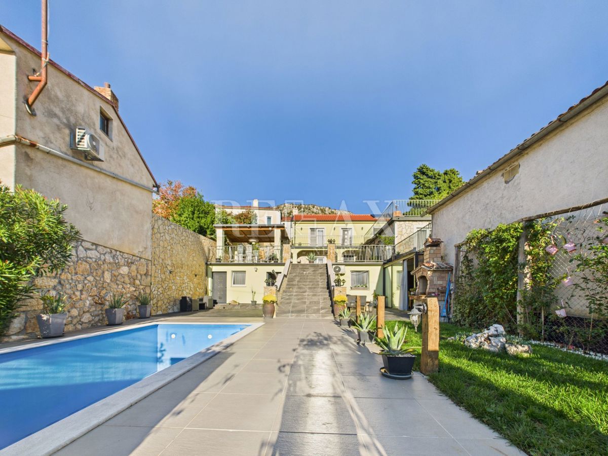 Bribir – Hiša z bazenom in tremi apartmaji