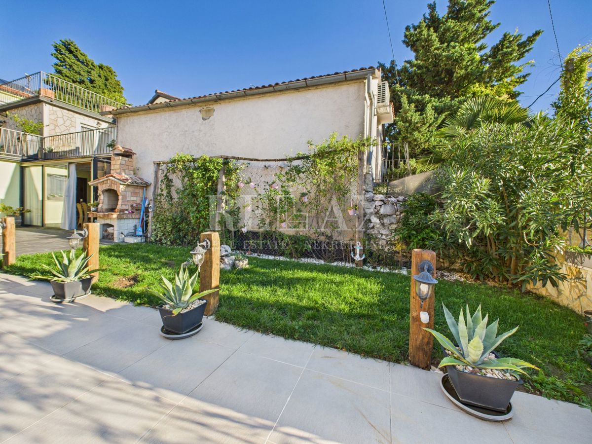 Bribir – Hiša z bazenom in tremi apartmaji