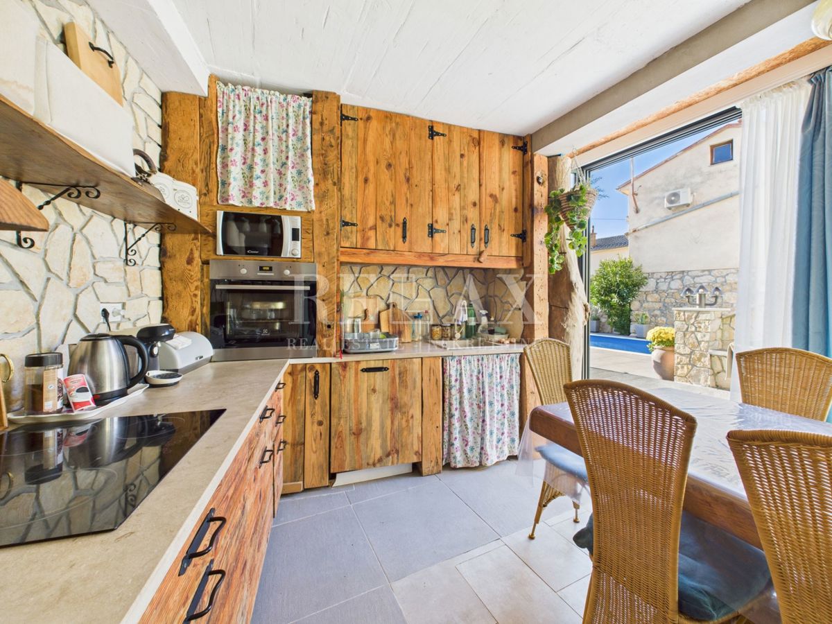 Bribir – Hiša z bazenom in tremi apartmaji