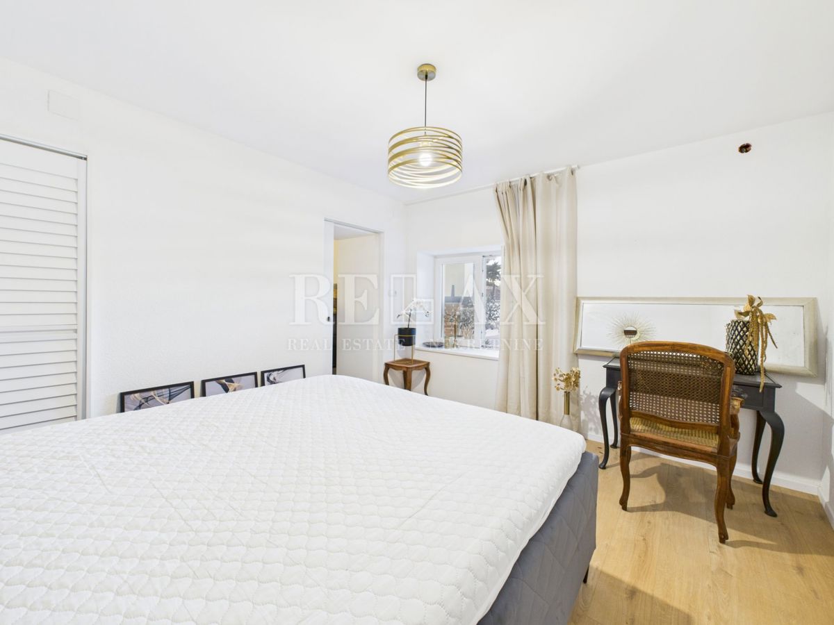 Bribir – Hiša z bazenom in tremi apartmaji