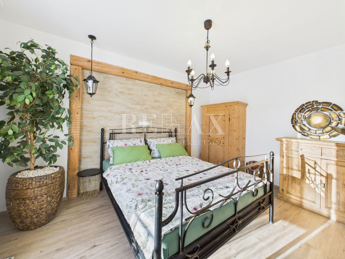 Bribir – Hiša z bazenom in tremi apartmaji