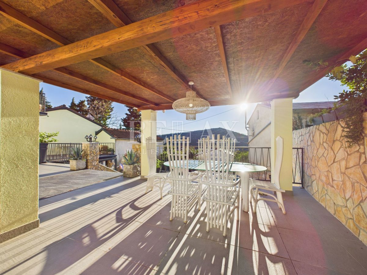 Bribir – Hiša z bazenom in tremi apartmaji