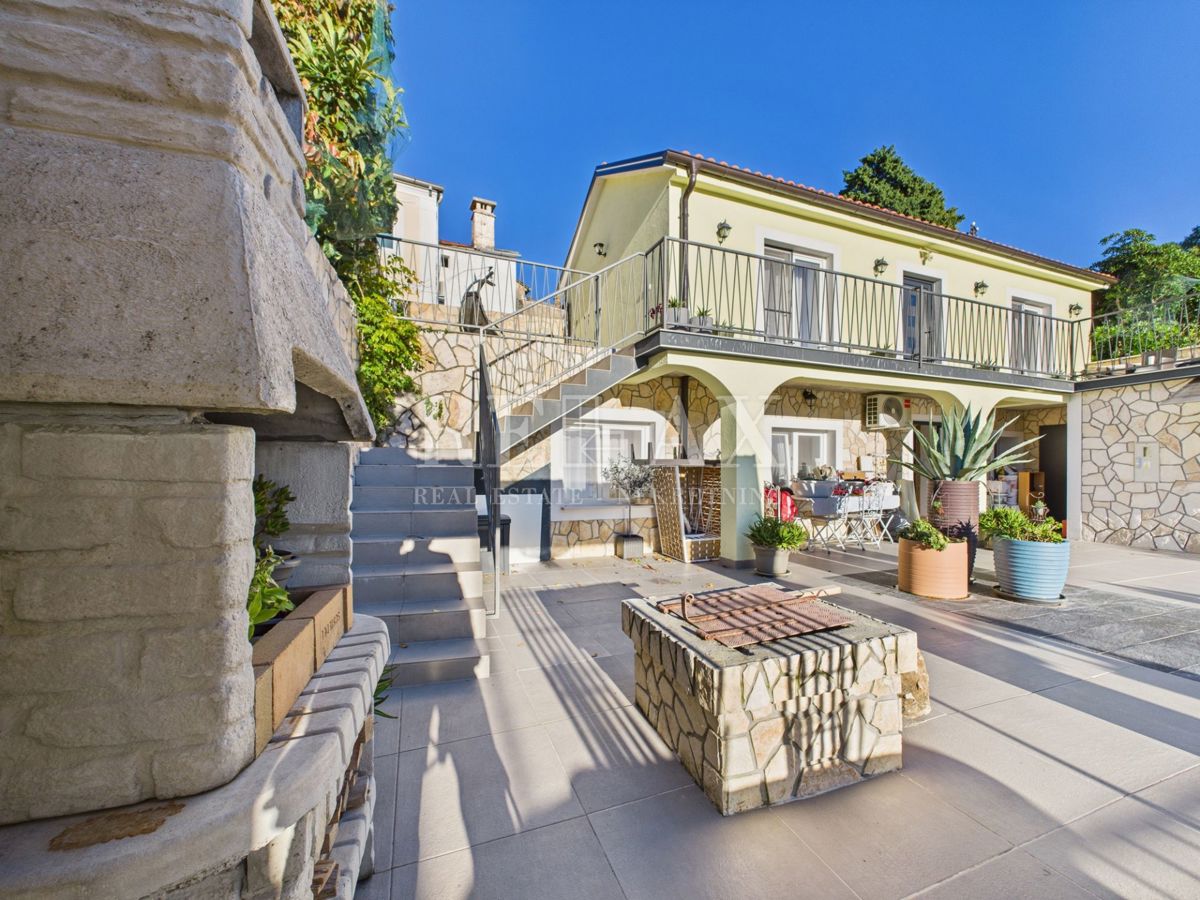 Bribir – Hiša z bazenom in tremi apartmaji