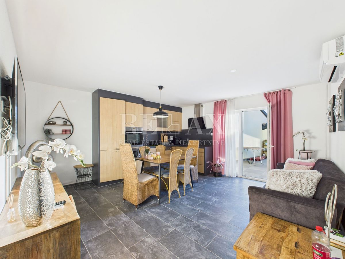 Bribir – Hiša z bazenom in tremi apartmaji