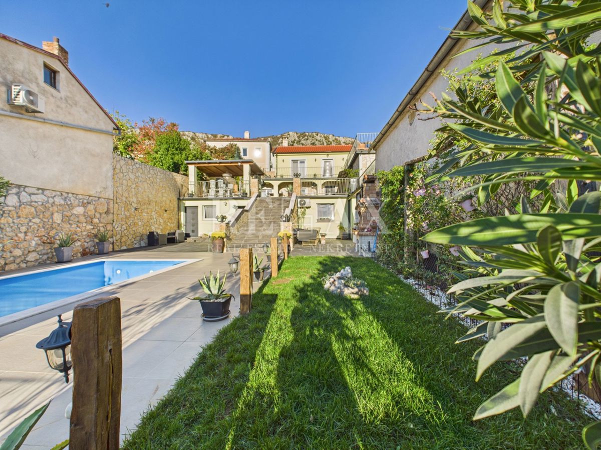 Bribir – Hiša z bazenom in tremi apartmaji