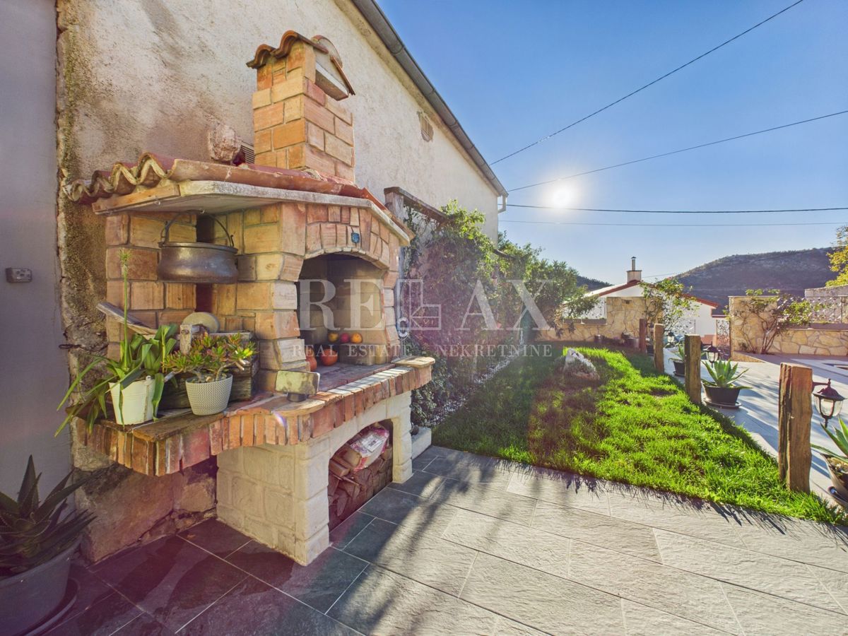 Bribir – Hiša z bazenom in tremi apartmaji