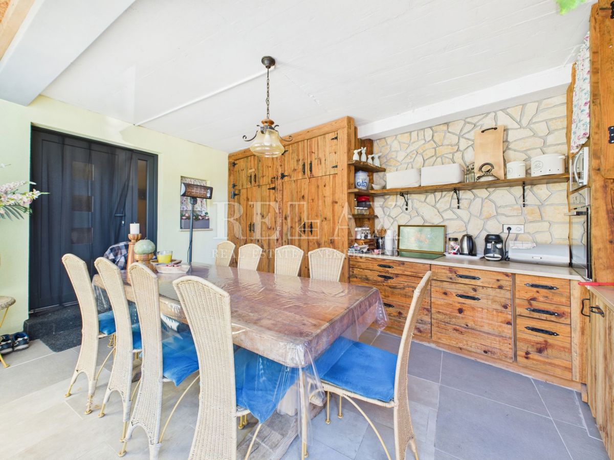 Bribir – Hiša z bazenom in tremi apartmaji