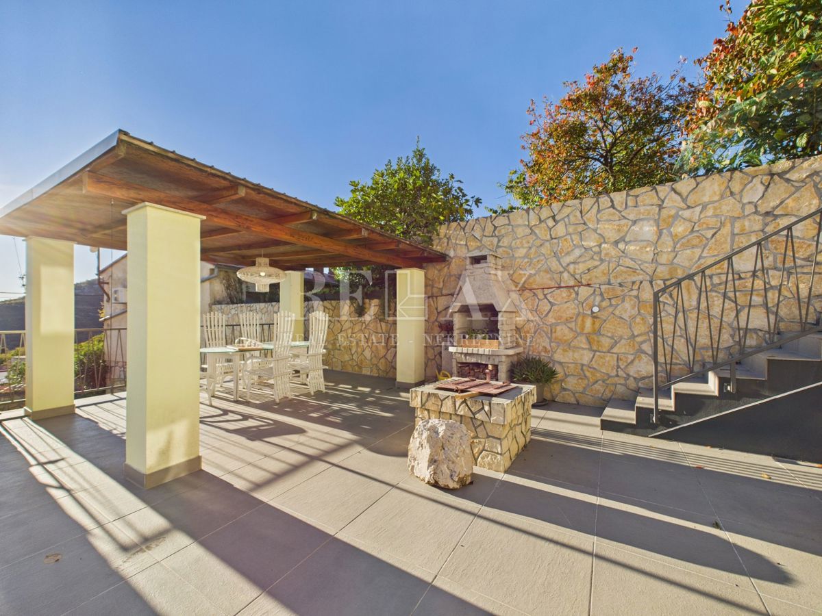 Bribir – Hiša z bazenom in tremi apartmaji