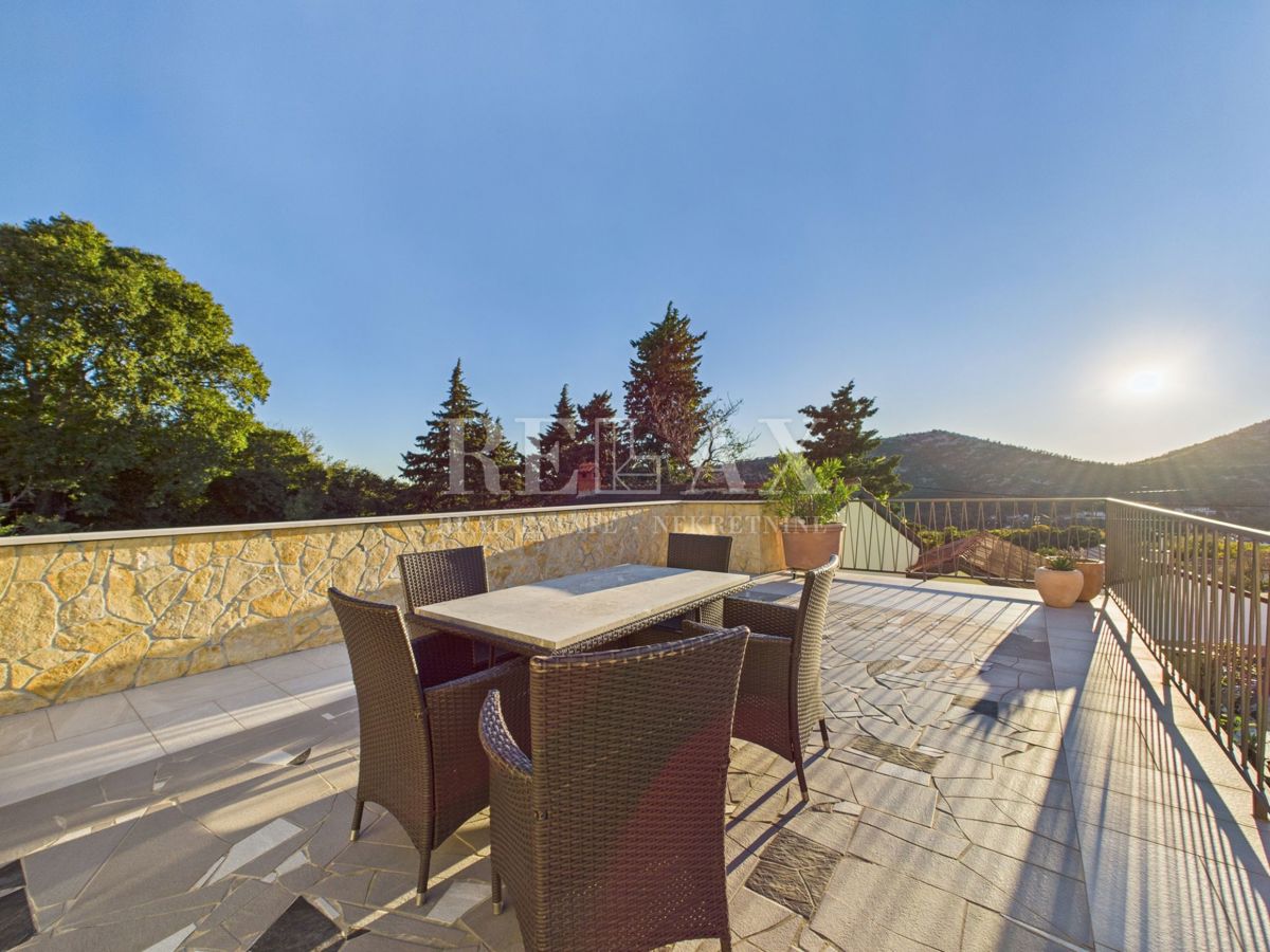 Bribir – Hiša z bazenom in tremi apartmaji