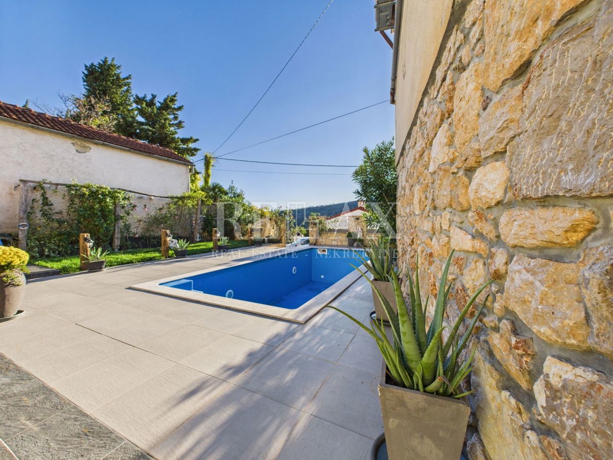 Bribir – Hiša z bazenom in tremi apartmaji