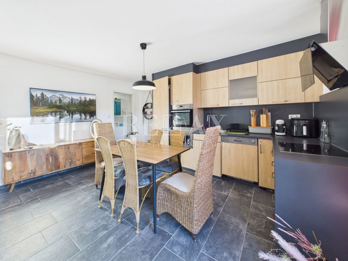 Bribir – Hiša z bazenom in tremi apartmaji