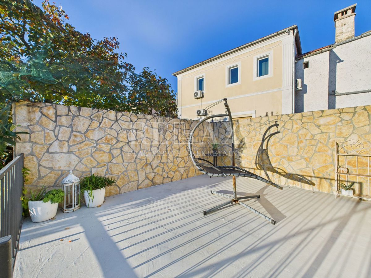 Bribir – Hiša z bazenom in tremi apartmaji