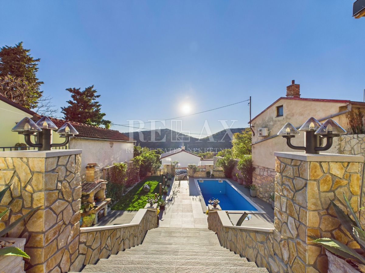 Bribir – Hiša z bazenom in tremi apartmaji