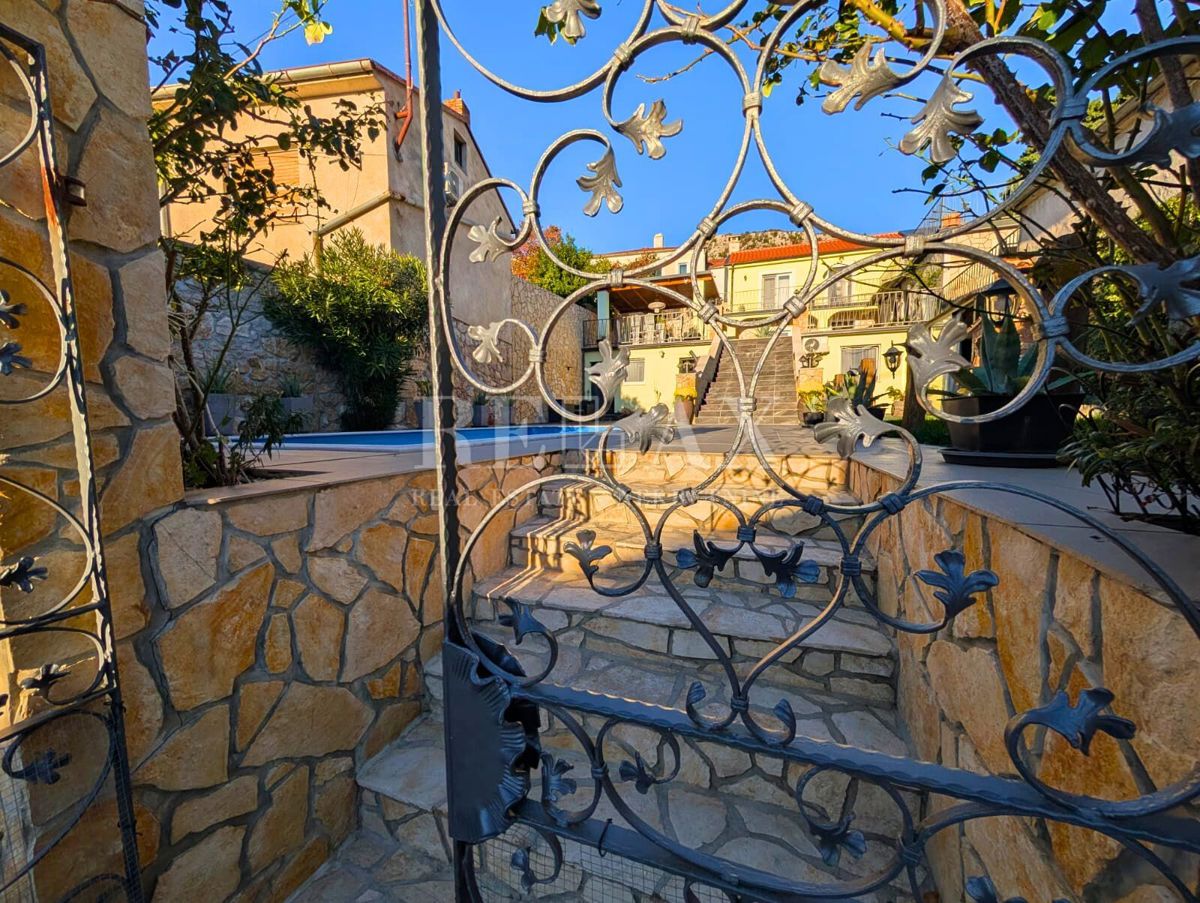 Bribir – Hiša z bazenom in tremi apartmaji