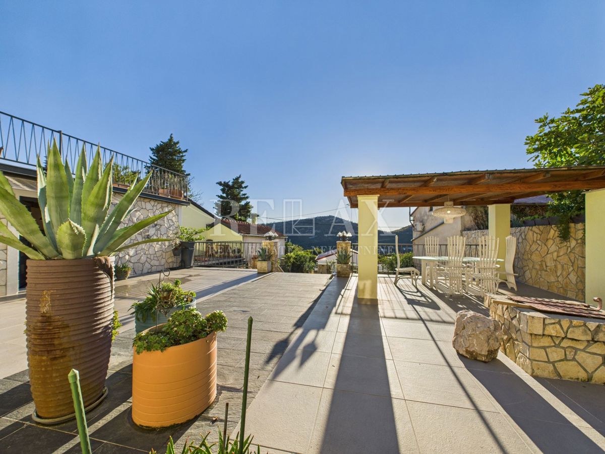 Bribir – Hiša z bazenom in tremi apartmaji