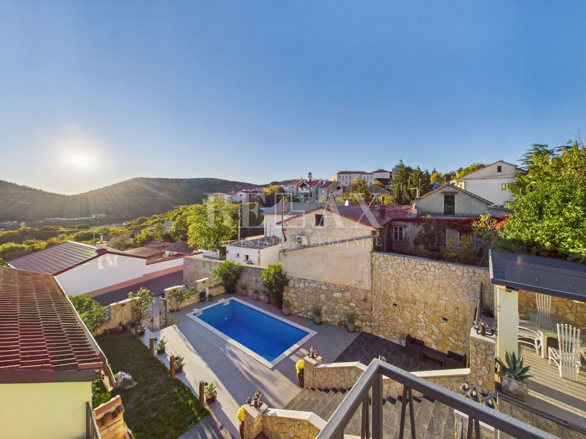 Bribir – Hiša z bazenom in tremi apartmaji