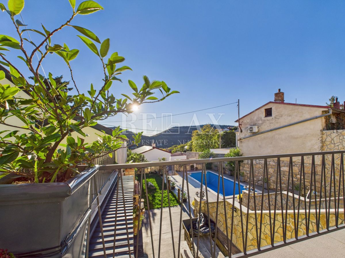 Bribir – Hiša z bazenom in tremi apartmaji